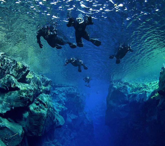 dive between tectonic plates